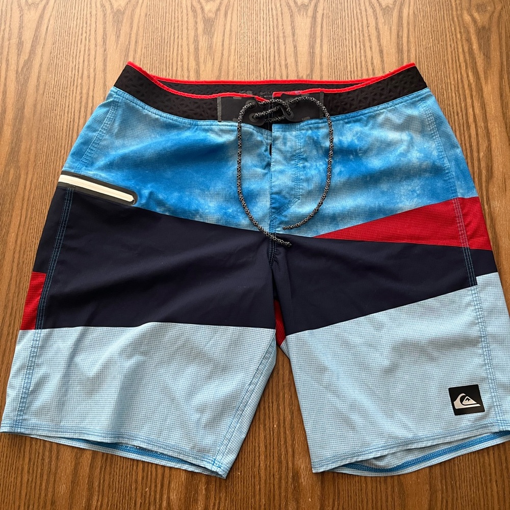 Quiksilver Men's Multicolor Board Shorts size 34
